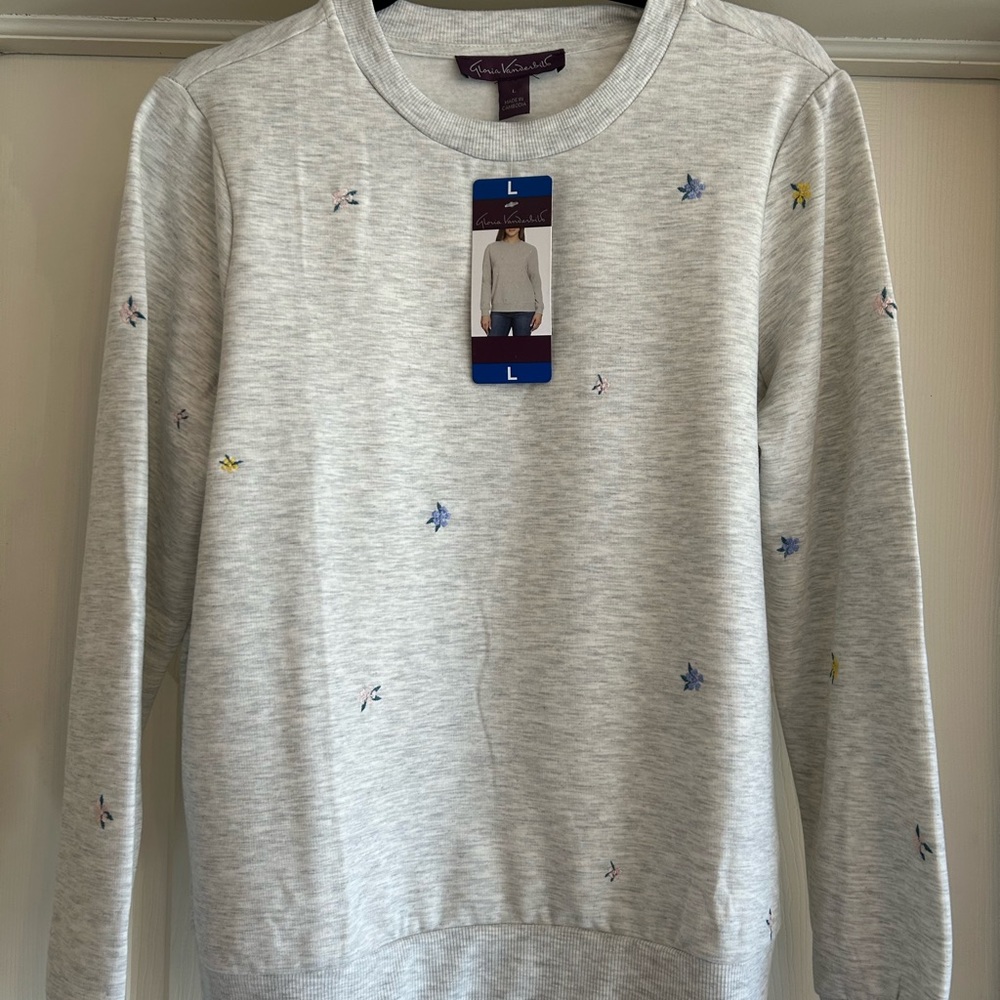NWT Gloria Vanderbilt LG sweatshirt with small embroidered flowers